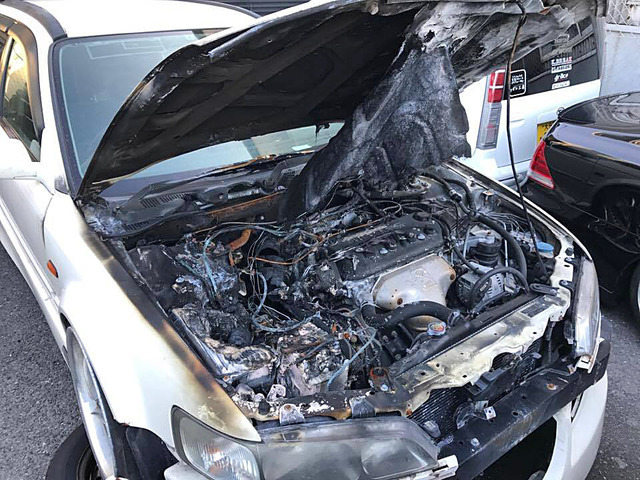 ちょっとしたトラブルで車両が燃える!? 電装品の電源確保・メンテナンスは、知識と経験のあるプロに頼むベシ!