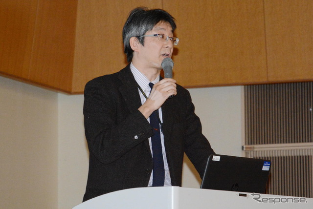 323系を紹介する大森課長