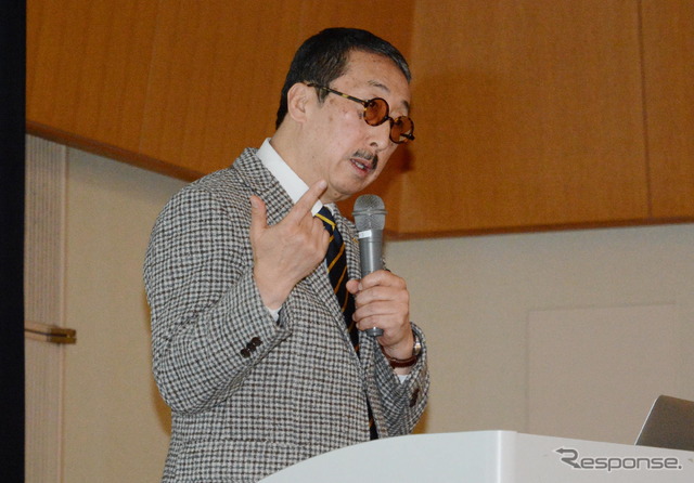 鉄道は車両だけでなく地域や街に関わるトータルデザインが必要、と山田氏