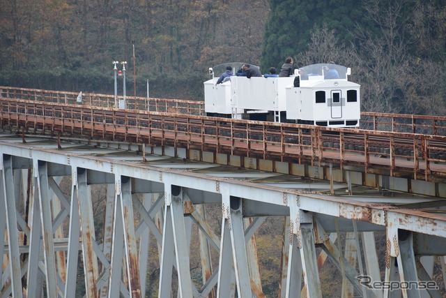 高千穂鉄橋を試験運転中の新車両