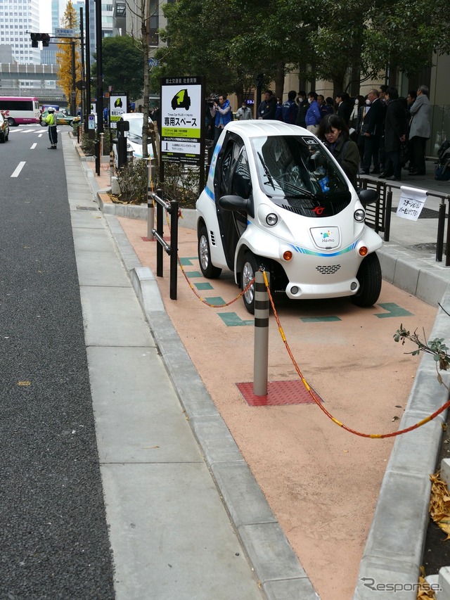 道路に設置されたカーシェアリングステーション
