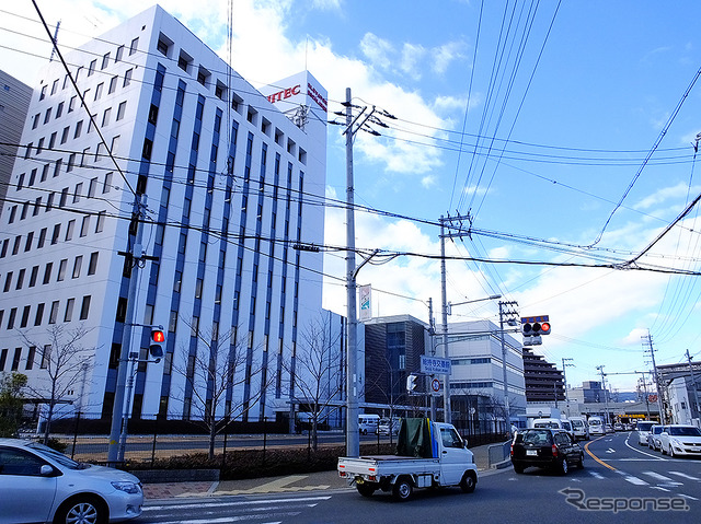 阪急総持寺駅を背にしてJR新駅方面を見る