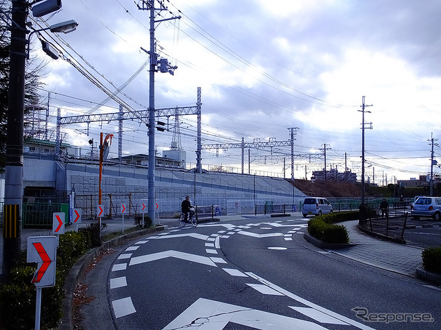 茨木市立三島中学校を背にして新駅設置付近を見る