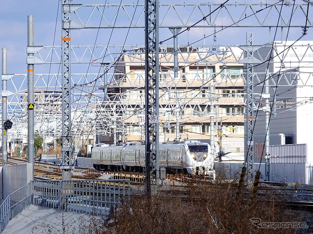内側線を外側に移設する前の新駅設置現場。電車は外側線を行く特急列車