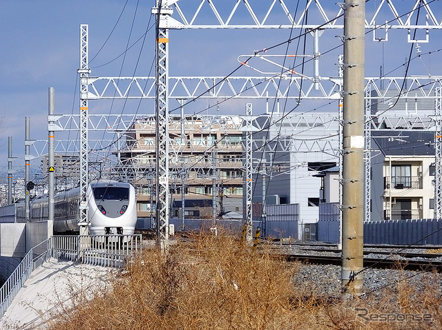 内側線を外側に移設する前の新駅設置現場。電車は外側線を行く特急列車