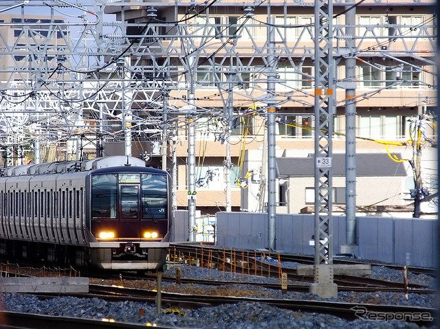 アップダウンの谷間にある新駅設置現場