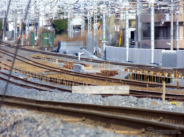 アップダウンの谷間にある新駅設置現場
