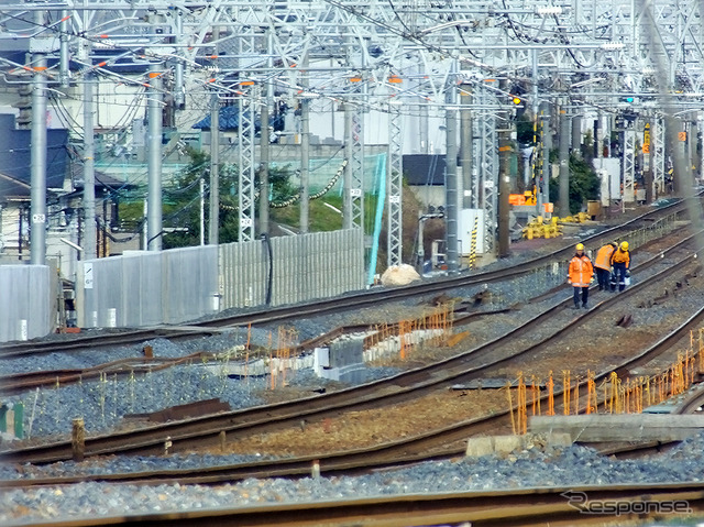 アップダウンの谷間にある新駅設置現場