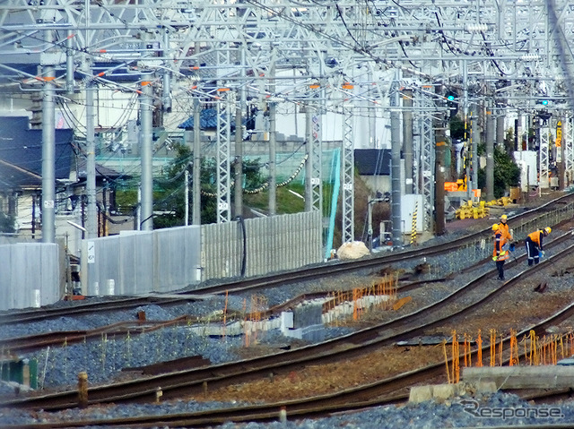内側線を外側に移設する前の新駅設置現場