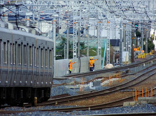 アップダウンの谷間にある新駅設置現場