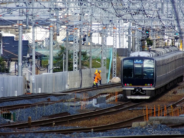 アップダウンの谷間にある新駅設置現場