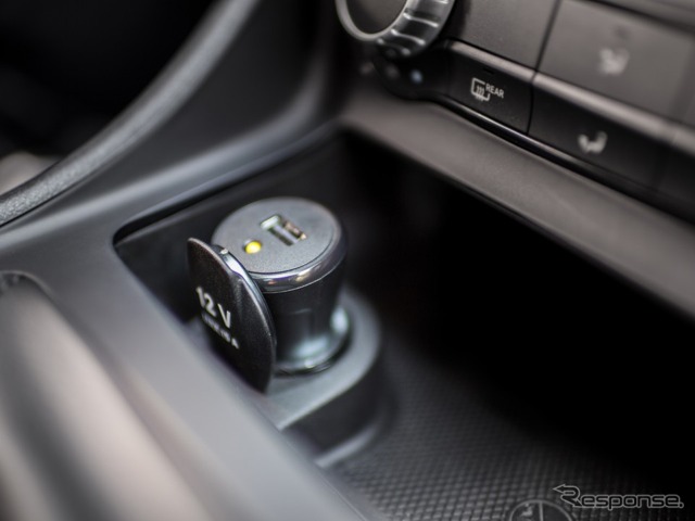 ボッシュの後付け可能な車両用緊急通報システム。シガーライターに装着