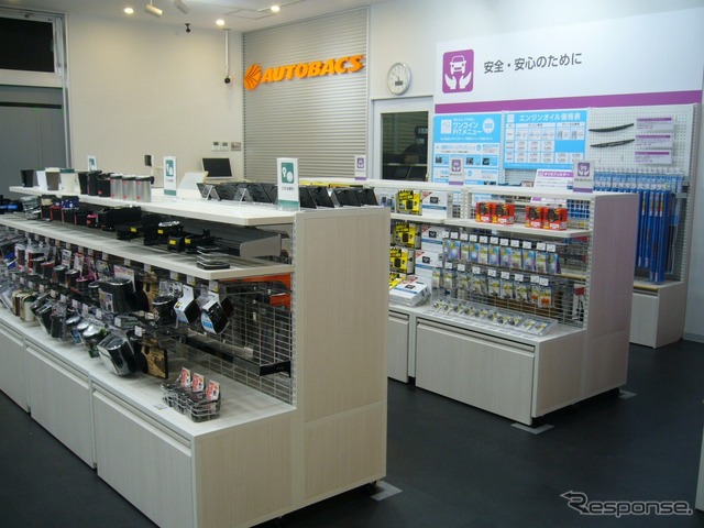 高さ1200mmの陳列什器（オートバックス岩国店）