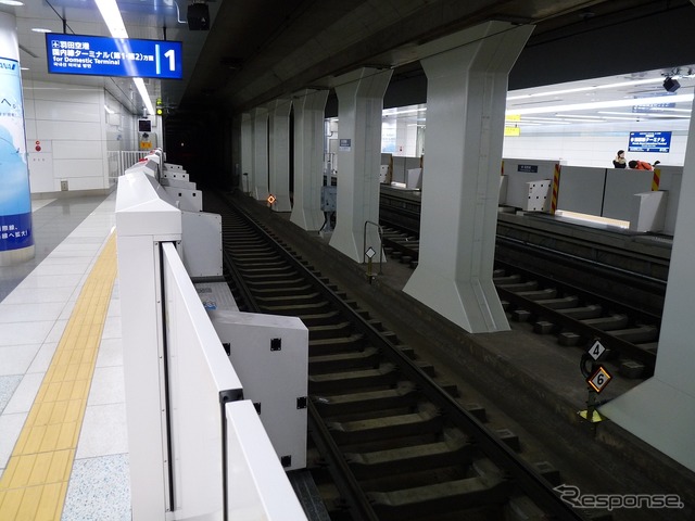 京急は2020年度までに主要5駅にホームドアを設置する。写真は京急の駅で初めてホームドアが設置された羽田空港国際線ターミナル駅。