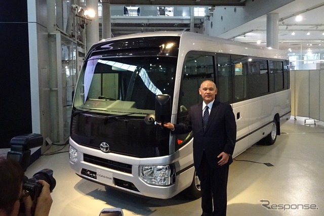 新型コースターと開発責任者の山川雅弘主査　《撮影　池原照雄》