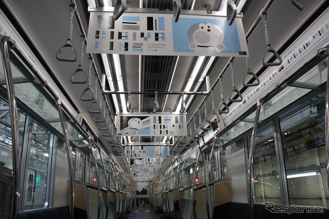 車内はシルバーの「ドラえもん」がデザインされた中づり広告で装飾された(運行終了後の車両基地で撮影)。