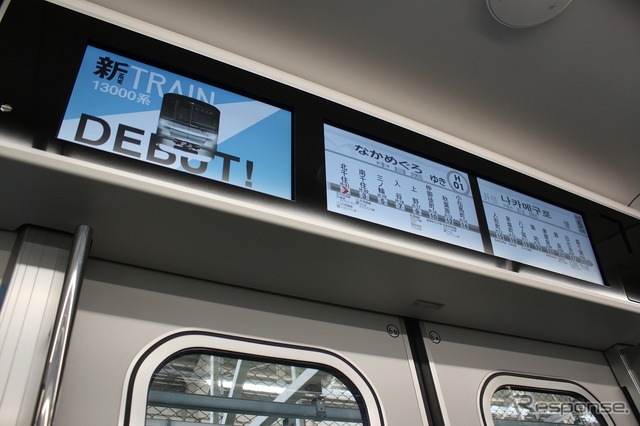 新型車両の特徴を紹介する動画がドア上のモニターで流された(運行終了後の車両基地で撮影)。