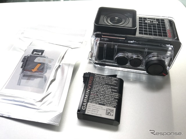 本機を入れたハウジング、バッテリーパック、付属の板状吸湿剤(2枚入り)