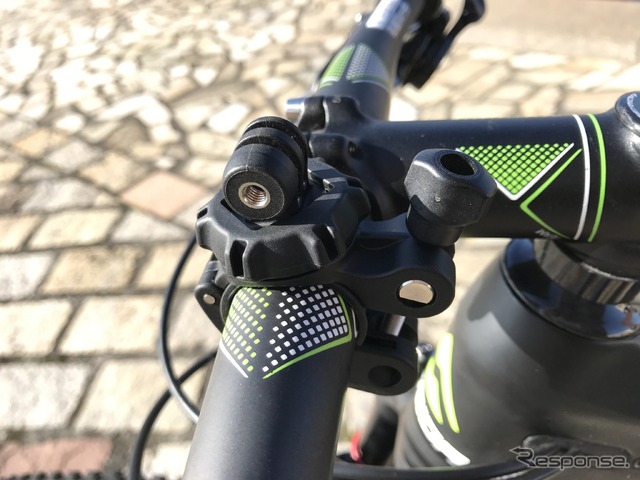 MTBのフラットバーに別売ラージチューブマウントを取りつけた