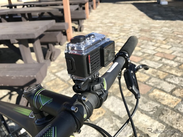 MTBのフラットバーに本機を搭載。ライダーと同じような視点で撮影できる