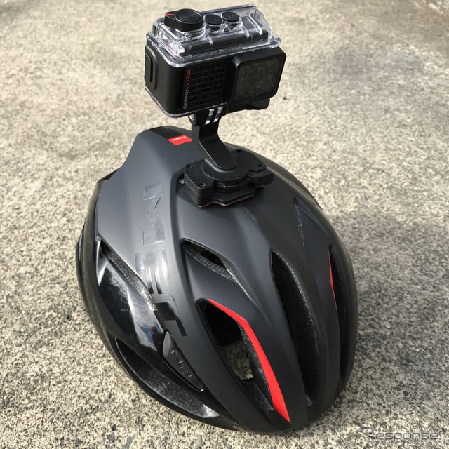 ヘルメットの上に乗せると操作も画面の確認もできないのでリモコンが必要となる