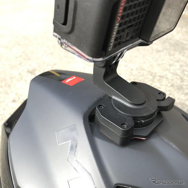 後頭部に風を送り込む通気孔がふさがれてしまった。持久系スポーツはやはり車載するのが無難