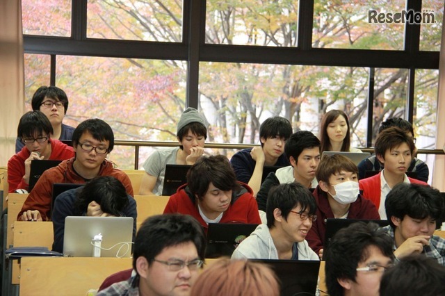 1クラス150名(定員)と大人数だが、PCを活用し、効果的な授業を展開