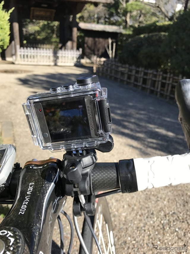 ロードバイクのドロップハンドルに本機を搭載。ライダーと同じような視点で撮影できる