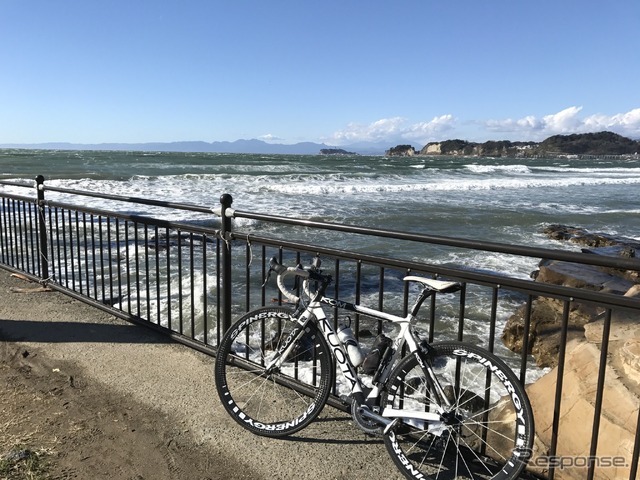 湘南海岸で動画撮影。この日は風が強くて強風にあおられたが、カメラそのものはびくともしなかった