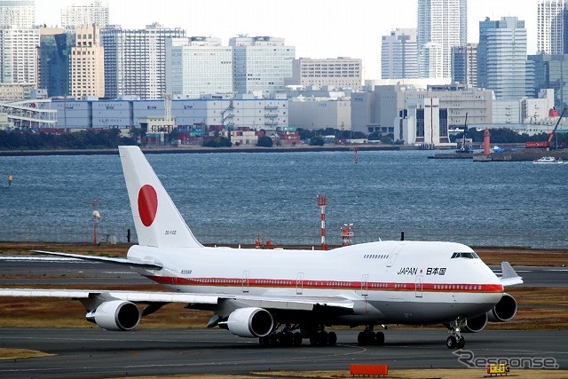 羽田空港のVIPスポットを出て、C滑走路(34R)に向かってタキシングしていく政府専用機。国内間の移動に使われるのは非常に珍しい。