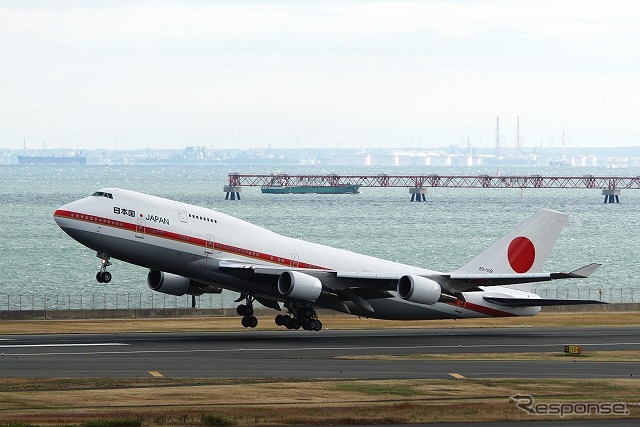 そして離陸、ボーイング747-400の能力からすれば「余裕」といえる状態なので滑走距離は短く、上昇も軽快。