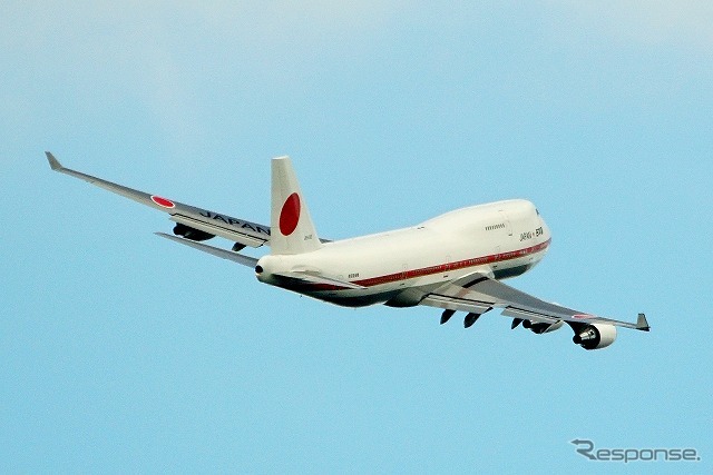 西方面に向かうため、東京湾上空をぐるっと一周していく。特有の「ひねり」が見られるのも、冬の時期の特徴。