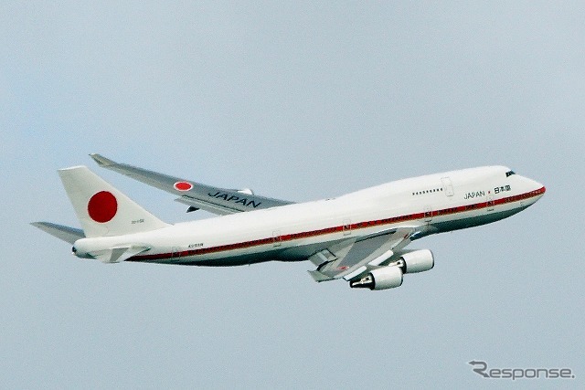 西方面に向かうため、東京湾上空をぐるっと一周していく。特有の「ひねり」が見られるのも、冬の時期の特徴。