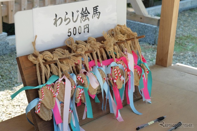 わらじ絵馬。わらじを祭る風習は全国にあるが、都農神社のそれはデザインの可愛さではおそらくトップ。