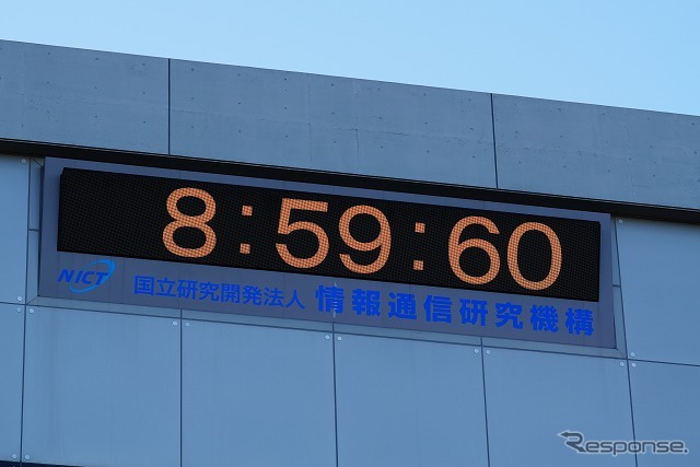 ついにその瞬間がきた。8時59分60秒の表示がされるのはNICT本部と、それをリモート表示しているJR武蔵小金井駅コンコースだけ。