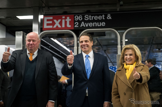 12月22日、96丁目駅でのプレビュー。左からニューヨーク市都市交通局のトム・プレンダーガスト会長兼CEO、ニューヨーク州のアクドリュー・クオモ知事、キャロリン・マロニー下院議員　(c) Getty Images