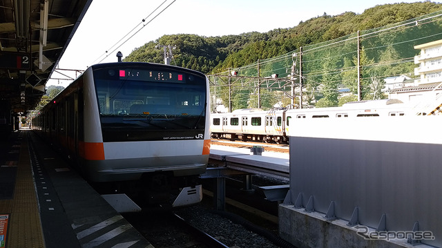 青梅駅在来ホームから新ホームを臨む