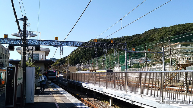 青梅駅の山側に出現した新ホーム(写真右)