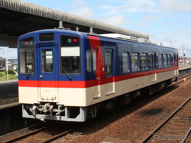 従来車の6000形は車体側面のドアが片側2カ所だが、8000形は車両中央部にもドアを設けて3カ所に。ラッシュ時の乗降時間短縮などのメリットがある。