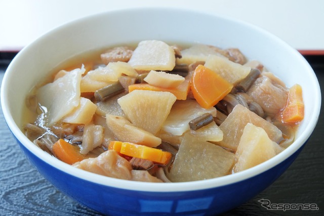 けんちんそば。汁は南魚沼の既製品とのことだが、実だくさんでかなり美味であった。