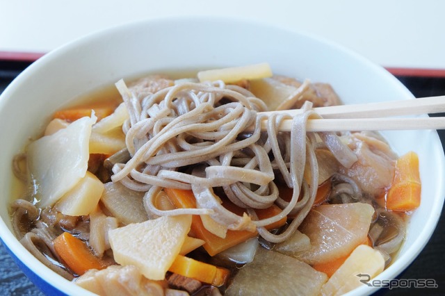 そばは地元産の手打ち、手切り。食感は非常に良かった。2軒のレストランではこのほか、山の幸系の美味しい定食がいろいろラインナップされていた。