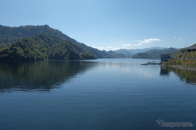 ダム湖の奥部を望む。はるか彼方の山を越えると、そこは尾瀬湿原だ。