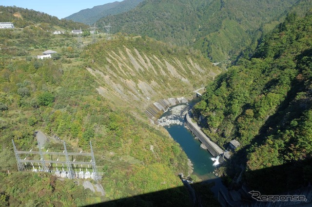 ダムサイトから只見川下流を望む。この川の行く先にはもうひとつ、只見ダムという巨大ダムがある。そのこともあって、奥只見ダムは揚水発電の機能は持たず、純発電のみだ。