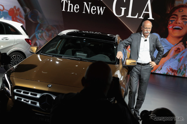 メルセデスベンツGLA改良新型と、ダイムラーのディーター・ツェッチェ会長(デトロイトモーターショー2017) (c) Getty Images