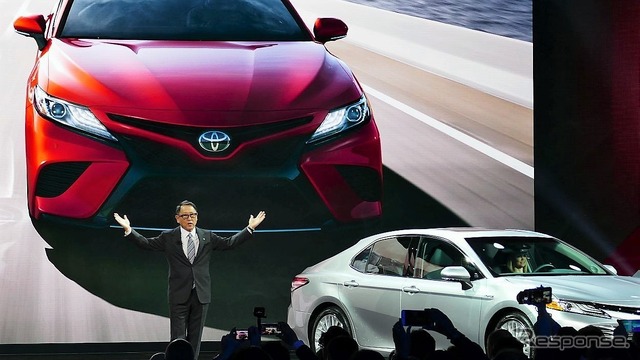 新型『カムリ』（北米モデル）の発表では豊田社長が登壇。エネルギッシュかつユーモアあふれるプレゼンテーションで、会場の笑いを何度も誘っていた。