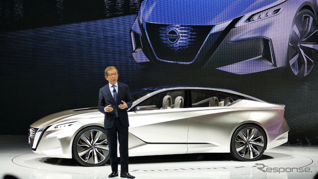 日産のコンセプトカー『Vmotion 2.0』とともに、専務執行役員チーフクリエイティブオフィサーの中村史郎氏が登場