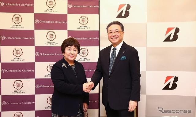 協定書調印式の様子 左:お茶の水女子大学の室伏きみ子学長、右:ブリヂストンの津谷正明CEO兼会長