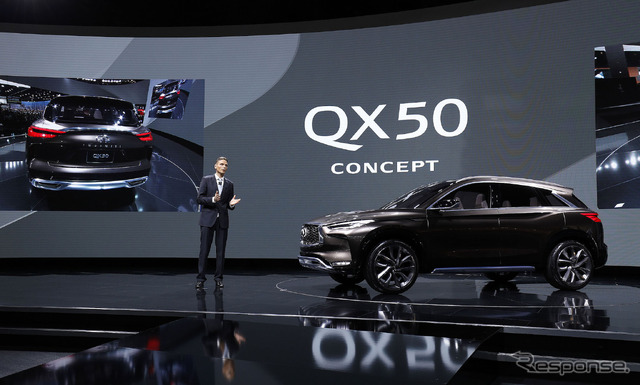 インフィニティQX50コンセプトをプレゼンする、インフィニティモーター社のローランド・クルーガー社長(デトロイトモーターショー2017) (c) Getty Images