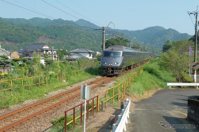 資料館の脇を日豊本線が通る。すぐ近くに日向長井駅が。