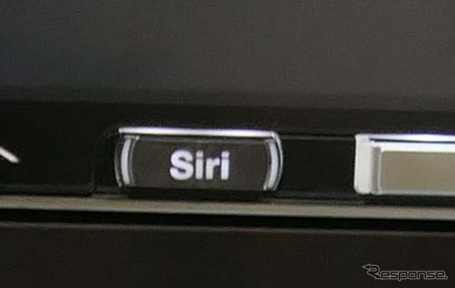 iLX-107にはsiri専用ボタンを用意し、音声コマンドが一段と使いやすくなっている